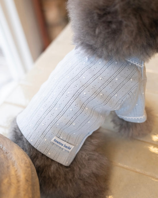 水色のパンチングニットBIMEEドッグウェアのアップ