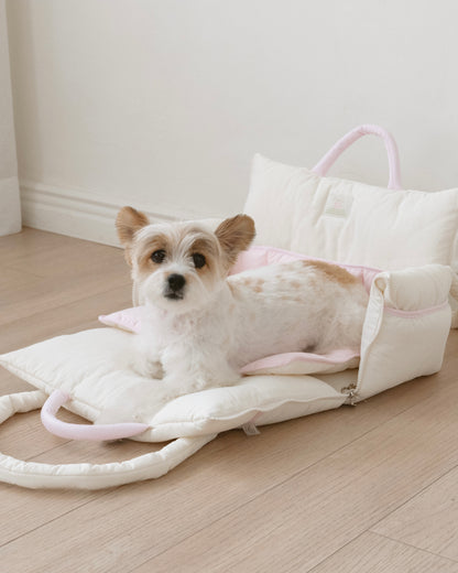 BIMEEドッグキャリーバッグとマットでくつろぐ犬