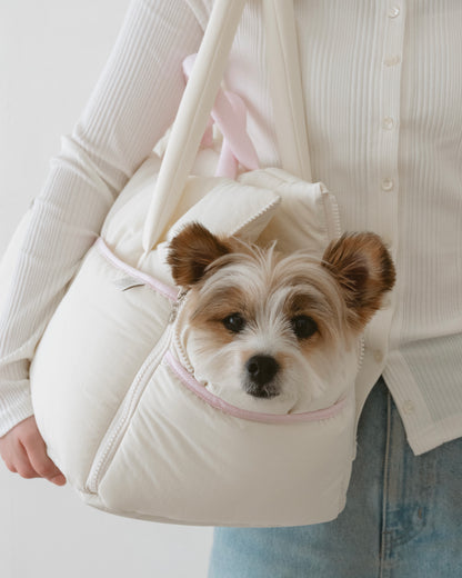 BIMEEドッグキャリーバッグを肩掛けし顔を出す犬