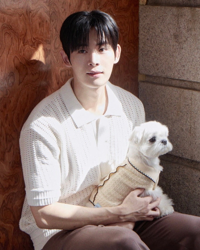 白い犬を抱く男性（白いポロシャツ）
