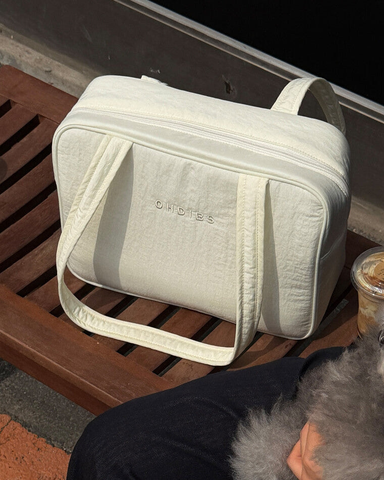 屋外の白いBIMEE保冷バッグとドリンク